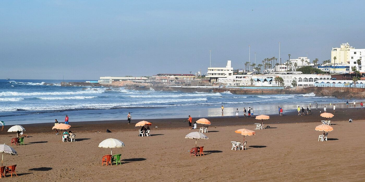 A estrada marginal e as praias de Aïn Diab
